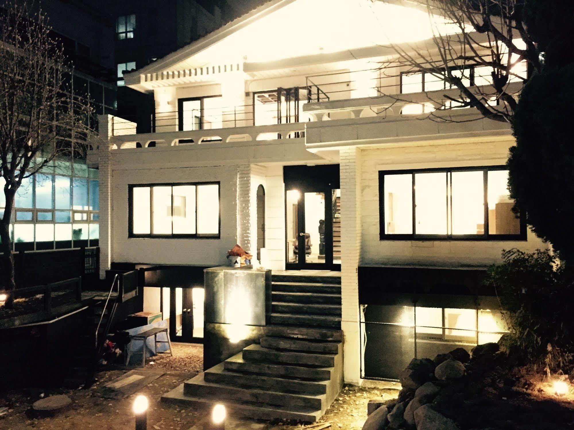 House 740 Hostel Сеул Екстериор снимка